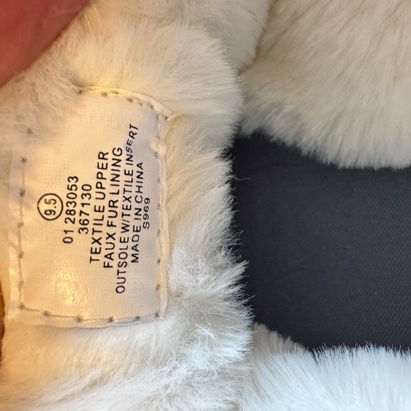 Size 9.5 Tommy Bahama slip on shoes. Like new condition worn maybe once or twice - Picture 6 of 6